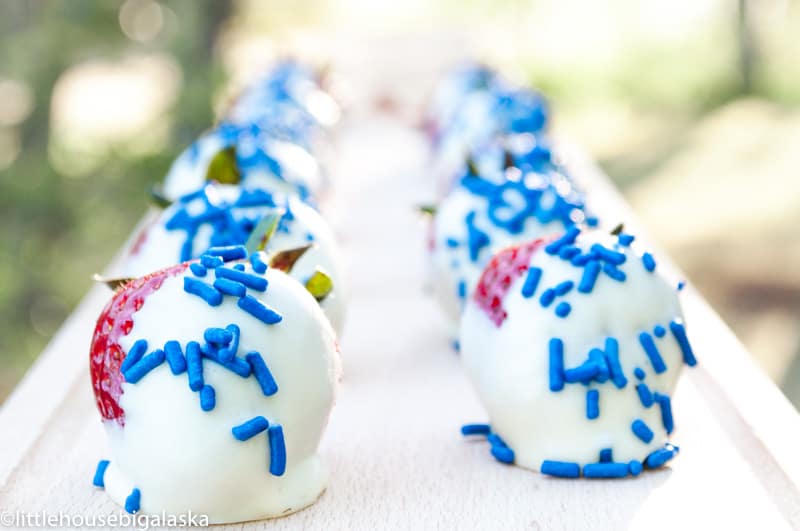 These FUN Red, White, and Blue Strawberries are simply white chocolate covered strawberries made into a beautiful Patriotic Dessert! 