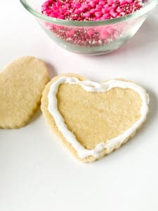 Outline the heart cookie with frosting to form the base of the box.