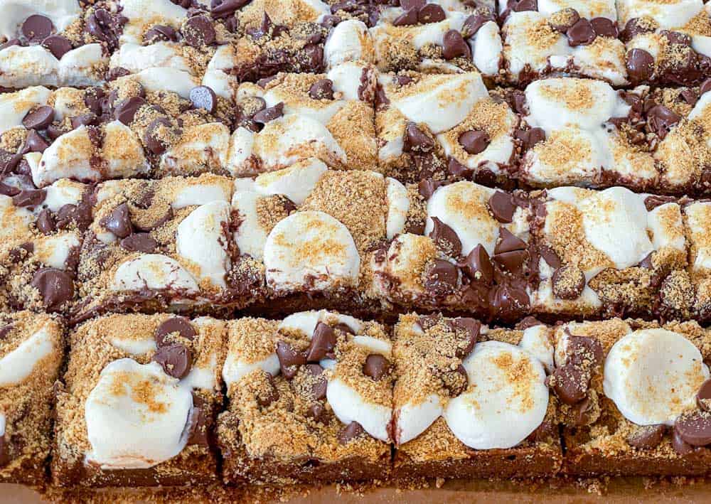 Fresh cookie bars with marshmallow and chocolate.