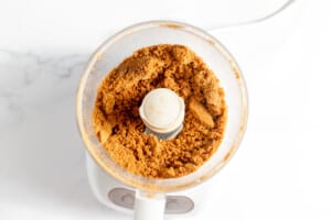 Blitzing the gingersnap crumb crust.