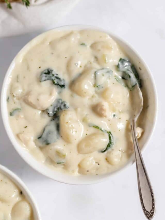 Gnocchi, spinach and chicken in a creamy soup.