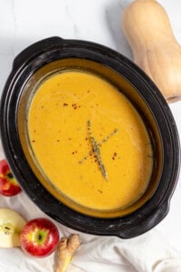 Squash soup in a slow cooker with apples and spices.